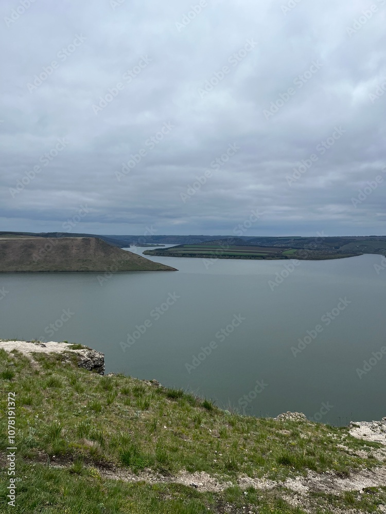 Obraz premium clouds over the lake Bakota Dnister