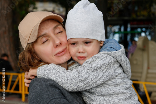 Obraz na płótnie mom and baby w salonie