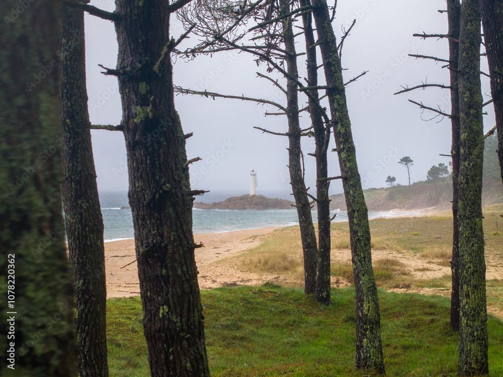 Fototapeta premium Faro y praia do Lago en Muxia Galicia