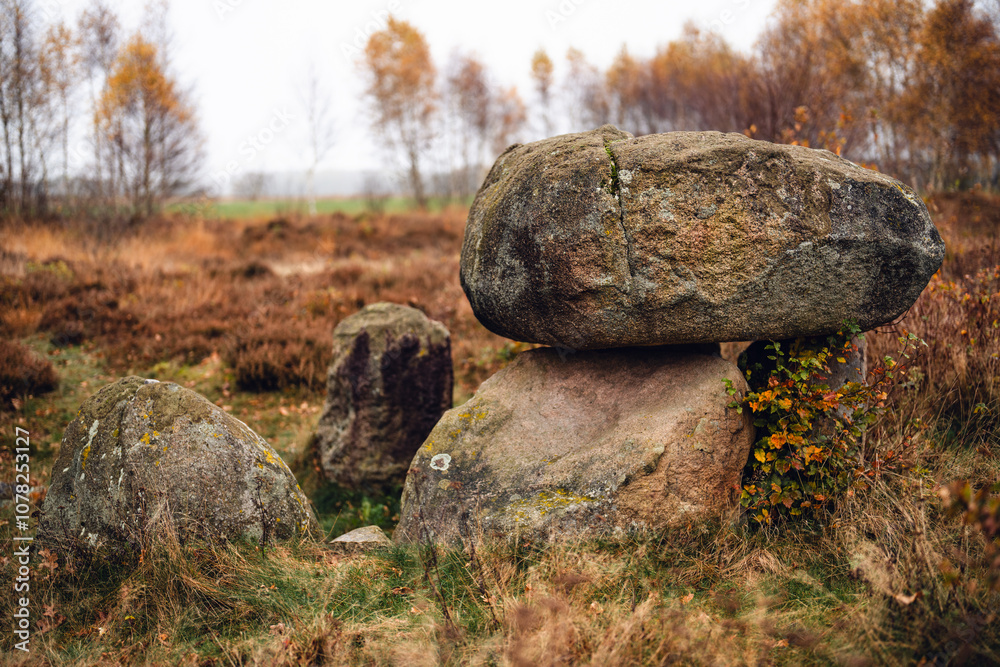 Rekonstruiertes Megalithgrab der Trichterbecherkultur in der Steinahlkenheide bei Oldendorf