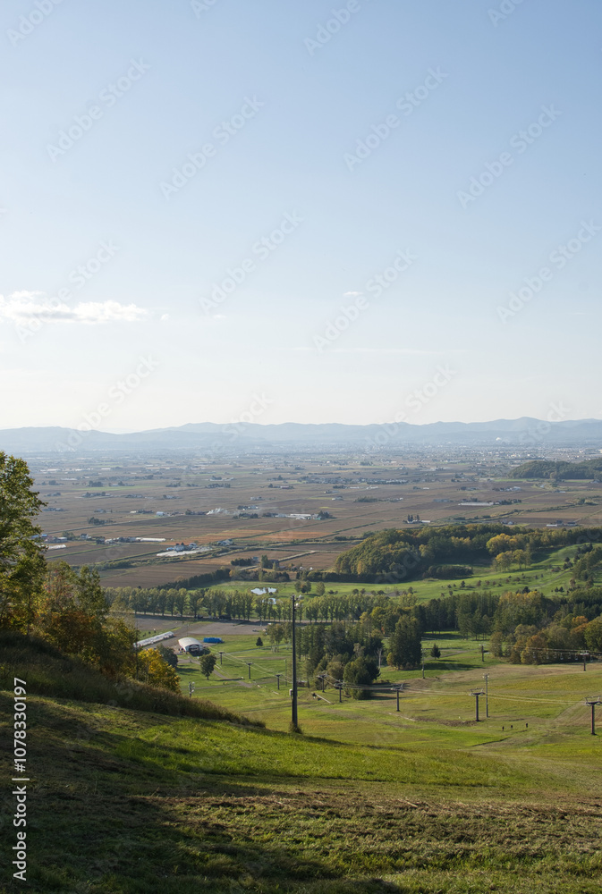 Obraz premium 北海道上川郡東川町のキトウシの森から見た秋の紅葉と田園風景 農業の畑