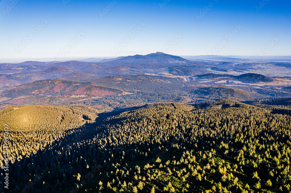 Góry jesienią w Polsce, Beskid Żywiecki, panorama z lotu ptaka z Pilska.
