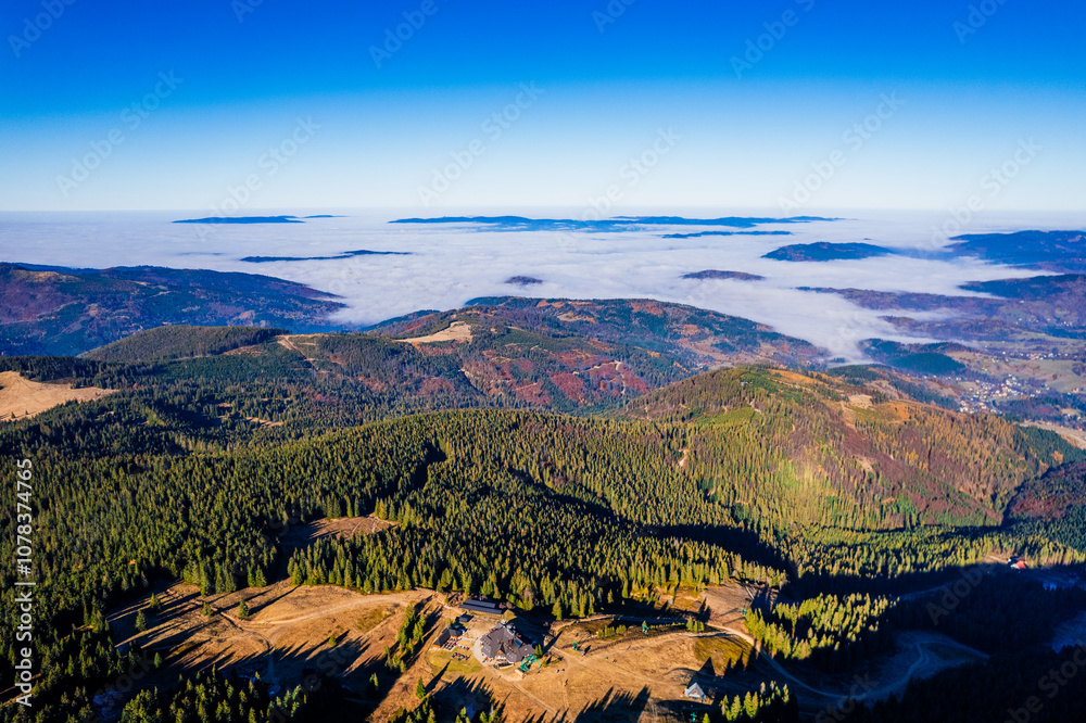 Góry jesienią w Polsce, Beskid Żywiecki, panorama z lotu ptaka z Pilska.