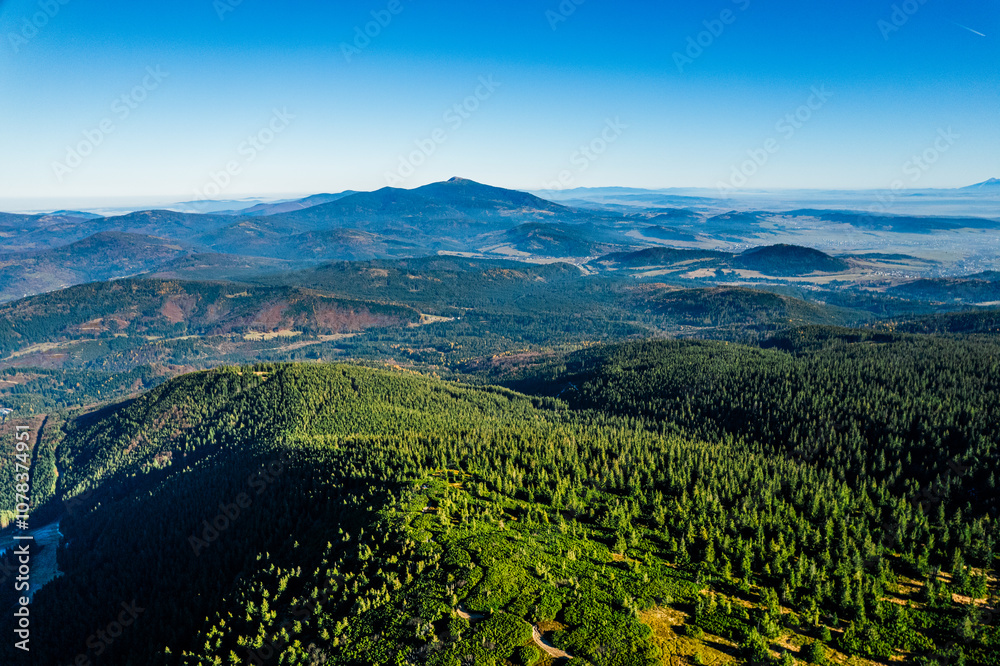 Góry jesienią w Polsce, Beskid Żywiecki, panorama z lotu ptaka z Pilska.