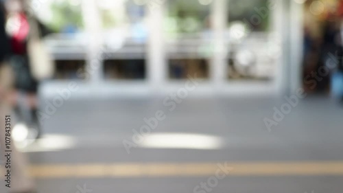 Wallpaper Mural フォーカスアウトで撮影した名古屋駅前の広場の大勢の人々の姿 Torontodigital.ca