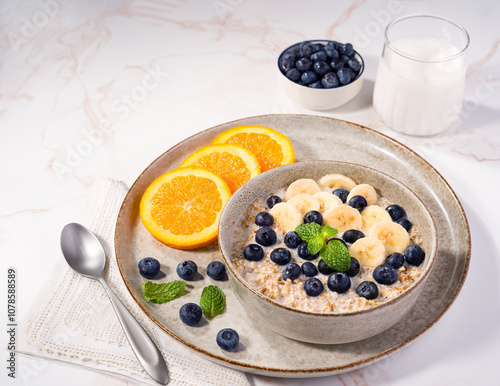Εκτύπωση καμβά Steel cut oats soaked overnight topped with banana, blueberries, and slices of o