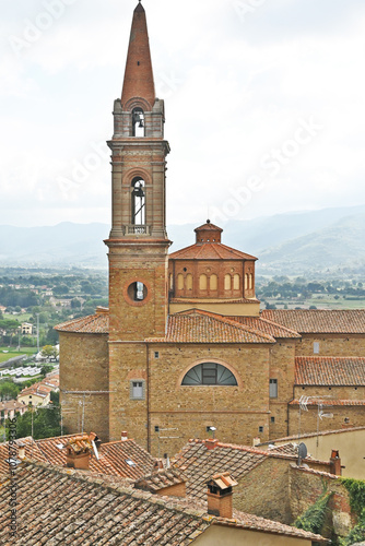 Castiglion Fiorentino: la Parrocchia Collegiata dei Ss. Michele e Giuliano  dalla Loggia Vasariana : Arezzo - Toscana	 photo