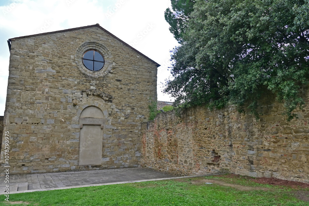 Castiglion Fiorentino: la chiesa del piazzale della Torre del Cassero: Arezzo - Toscana Castiglion Fiorentino: la chiesa del piazzale della Torre del Cassero: Arezzo - Toscana