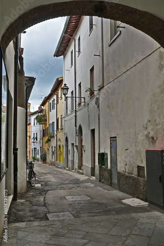 Castiglion Fiorentino: strade, vicoli, case e palazzi del centro storico: Arezzo - Toscana	 photo