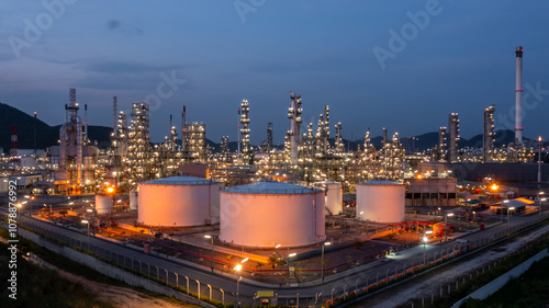 Obraz na płótnie Oil and gas refinery industrial storage tank with oil and gas refinery plant at night, Refinery oil and gas power energy industrial, Oil and gas refinery petrochemical product plant pipeline steel. w salonie