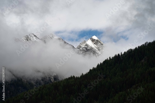 Alpengipfel in Wolken photo