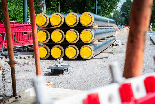 Ein Stapel mit Fernwärmerohren auf einer Baustelle in Düsseldorf, Deutschland photo