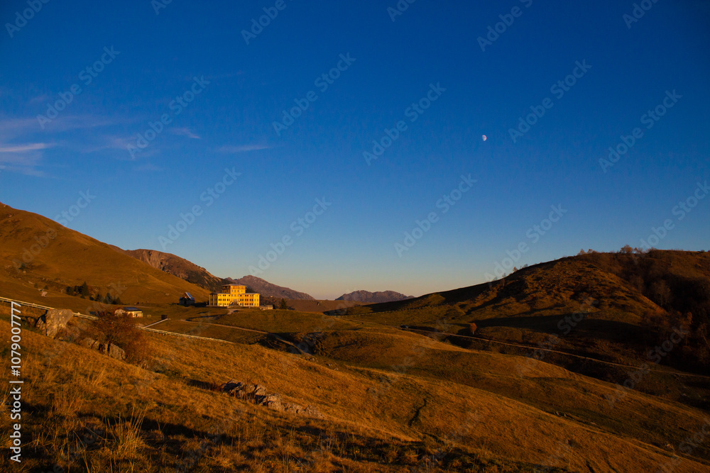 Fototapeta premium paesaggio col tramonto