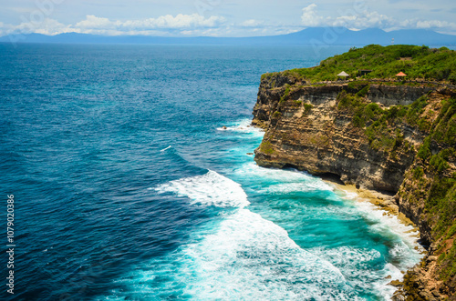 Obraz na płótnie Beautiful Uluwatu coast with rocks and ocean waves, Bali, Indonesia w salonie