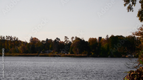 Ein See am Morgen im Herbst in der Uckermark