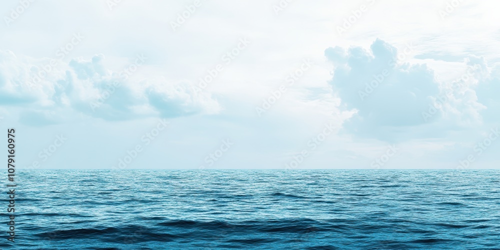 Fototapeta premium 広がる青い海と穏やかな空の下、静かな時間が流れる光景