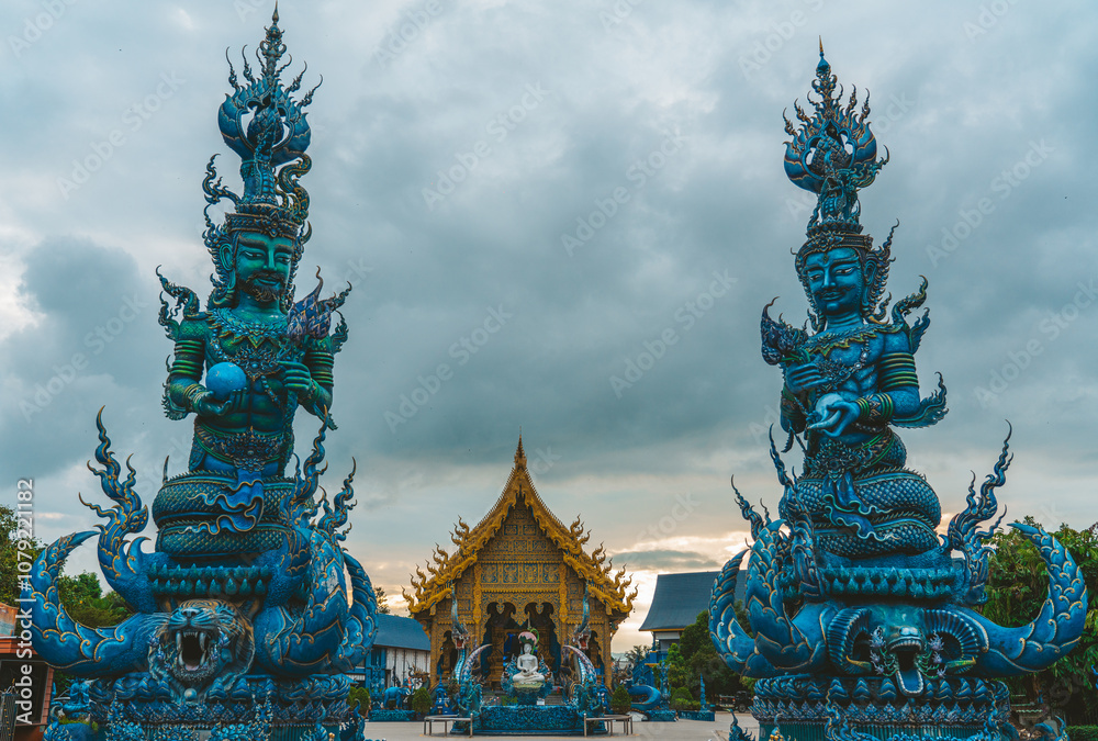 Fototapeta premium The blue temple in chiang tai Thailand