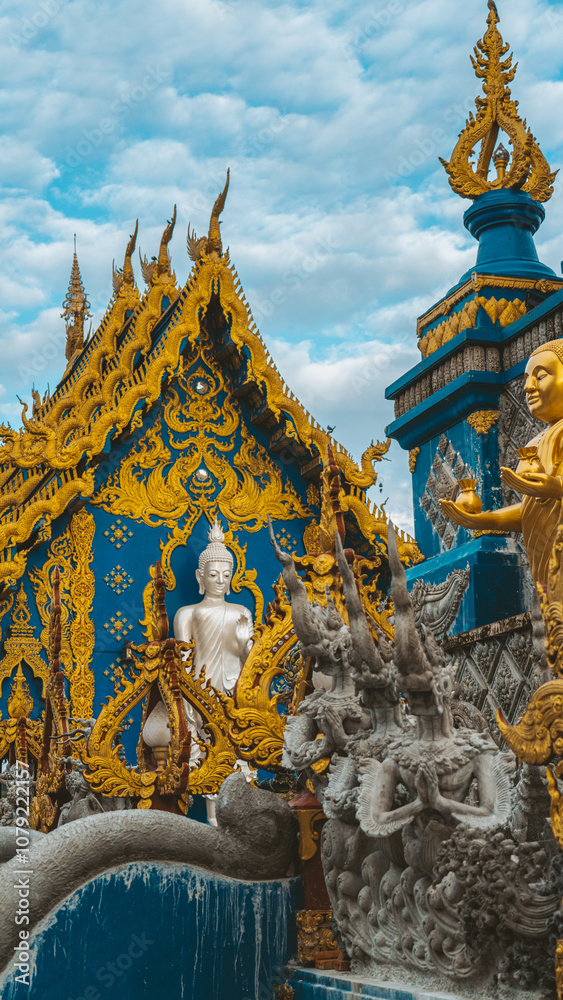 Fototapeta premium The blue temple in chiang tai Thailand