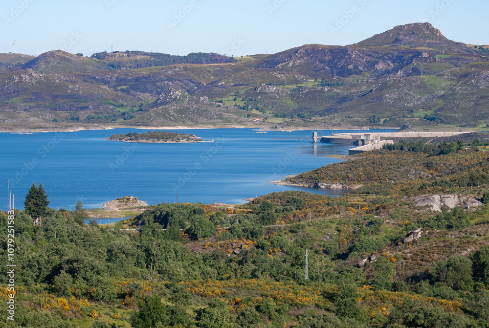 Uma albufeira ou lago artefecial para armazenamento de água, vê-se as águas azuis contrastando com os verdes das encostas. Uma albufeira ou lago artefecial para armazenamento de água, vê-se as águas azuis contrastando com os verdes das encostas.