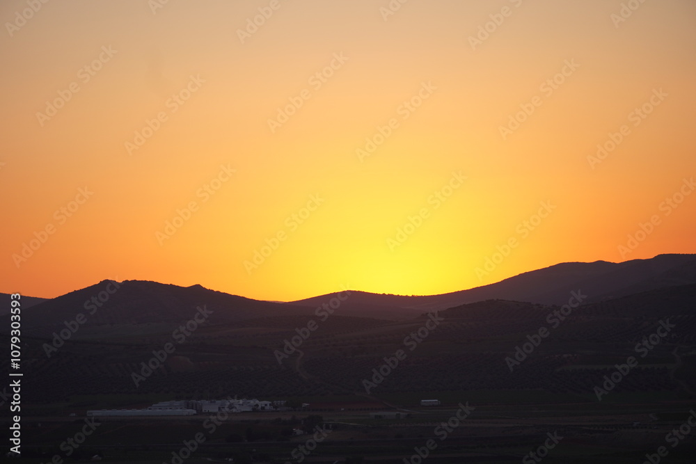 Abendrot hinter hügeliger Landschaft Abendrot hinter hügeliger Landschaft