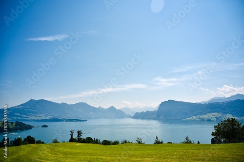 Fototapeta Naklejka Na Ścianę i Meble -  Wunderschöner Ausblick auf den Vierwaldstätter See und die Berge von Luzern in der Zentralschweiz
