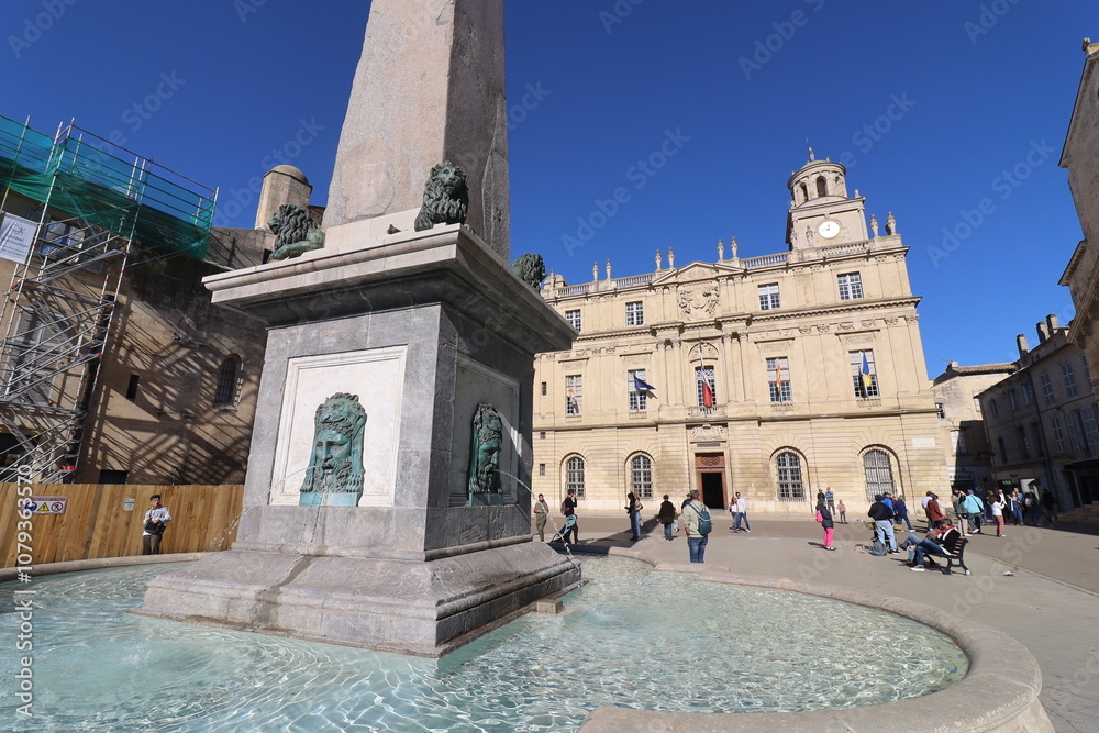 Obraz premium L'obélisque romain, surnommé aiguille d'Arles, ville d'Arles, département des Bouches-du-Rhône, France