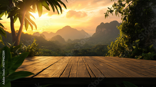 Urokliwa, drewniana platforma otoczona zielenią, z widokiem na g&oacute;ry i zachodzące słońce w tle. 