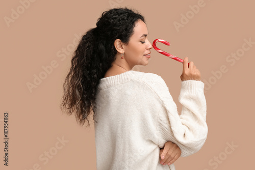 Young woman with curly hair...