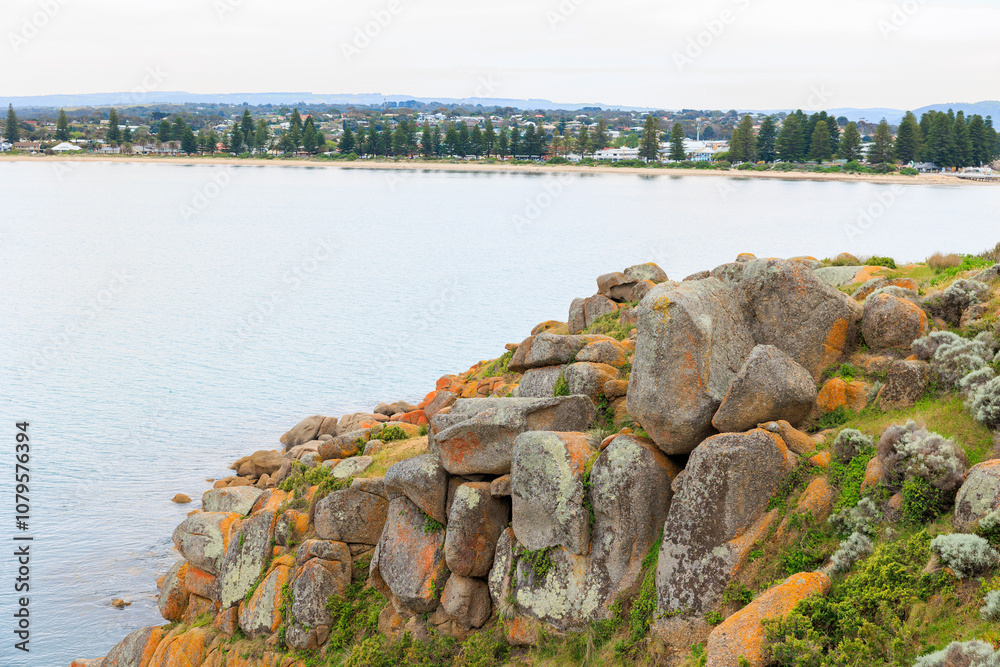 Fototapeta premium Granite Island Recreation Parkの大きな岩場と海