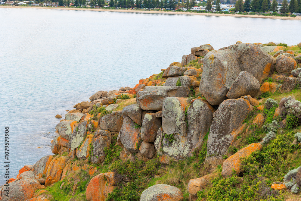Fototapeta premium Granite Island Recreation Parkの大きな岩場と海