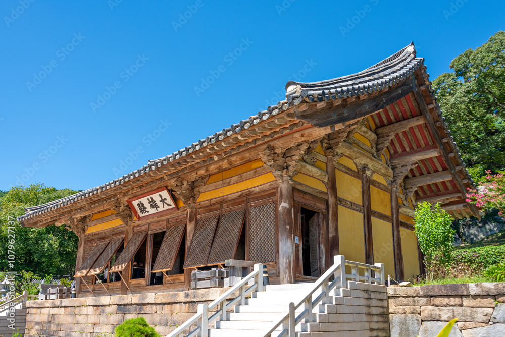 Obraz premium 수덕사 대웅전, 고려시대 건립, 국보 제49호, 충남 예산군에 위치-Sudeoksa Temple's Daeungjeon Hall, built during the Goryeo Dynasty, National Treasure No. 49, located in Yesan-gun, South Chungcheong Province
