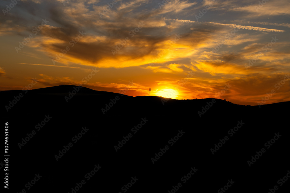 Obraz premium beautiful evening sky and sunset at trail