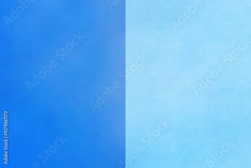縦半分に分かれたザラザラした濃い青と水色の背景