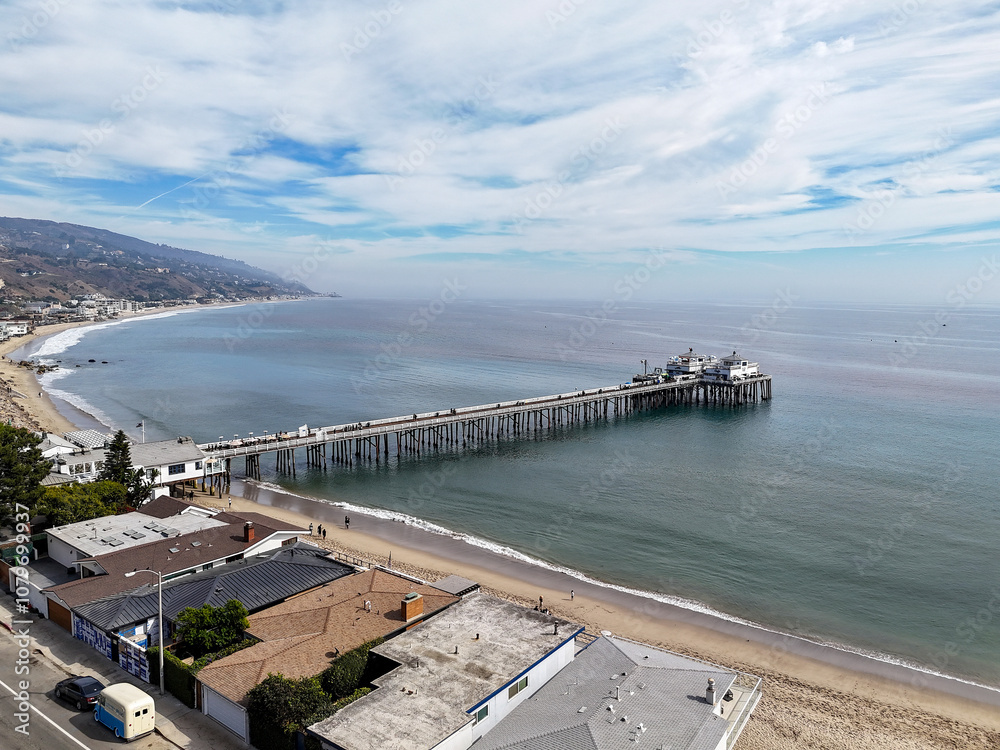 Obraz premium Aerial coastline view at Malibu Beach Pier along the Pacific Coast Highway in Los Angeles County, California