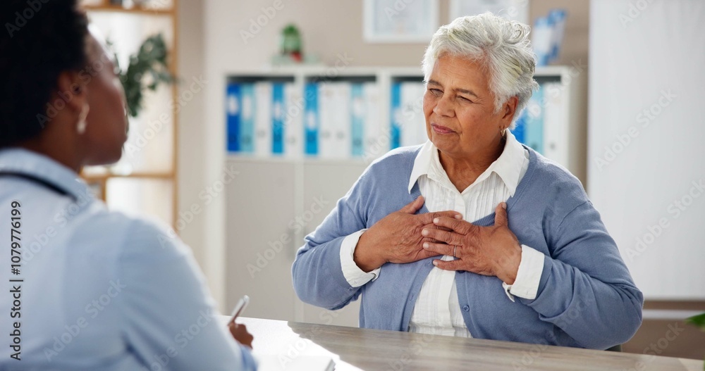 Obraz premium Consulting, chest pain and healthcare with old woman and doctor for symptoms, results or diagnosis. Medical, helping and discussion with people in clinic for treatment plan, checkup and patient exam