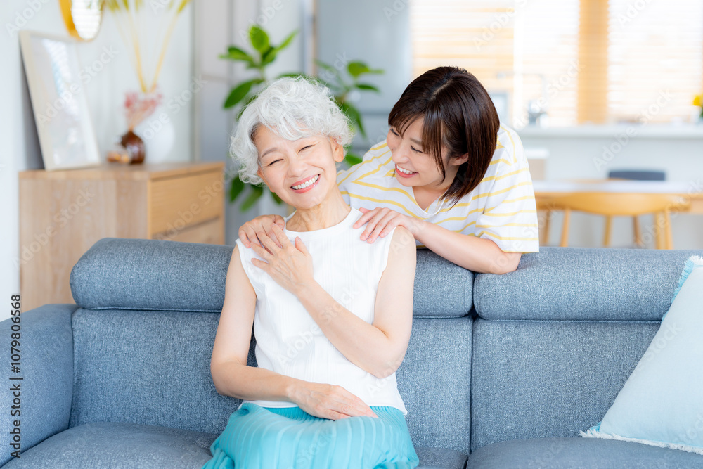 リビングでくつろぐ仲良し親子 リビングでくつろぐ仲良し親子