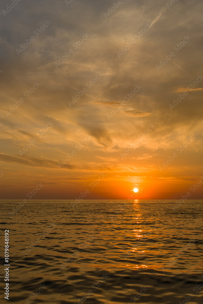 Obraz premium Sonnenuntergang mit dramatischen Wolken