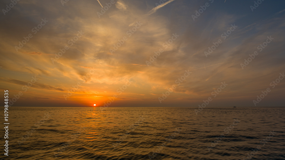 Obraz premium Sonnenuntergang mit dramatischen Wolken