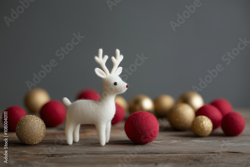 Sfondo di Natale con renna e palline di Natale di tessuto. photo