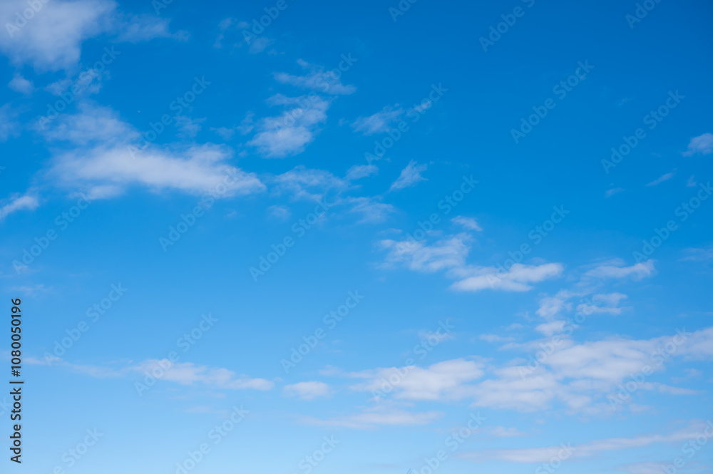 清々しく晴れた秋の空、青い空と白い雲 清々しく晴れた秋の空、青い空と白い雲