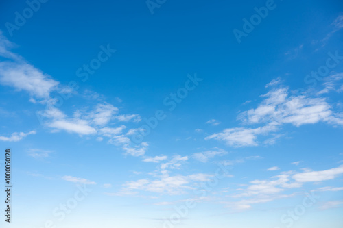 Fototapeta Naklejka Na Ścianę i Meble -  清々しく晴れた秋の空、青い空と白い雲