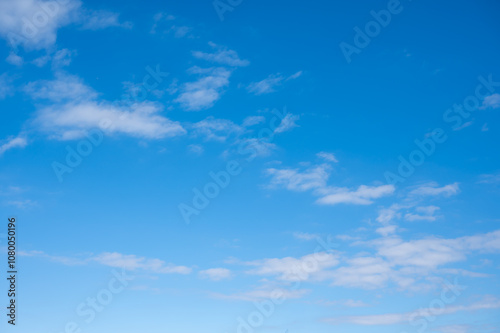 清々しく晴れた秋の空、青い空と白い雲