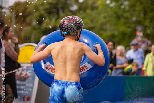 Kinder auf Wasserrutsche beim 'Wheel-Sliding-Contest'