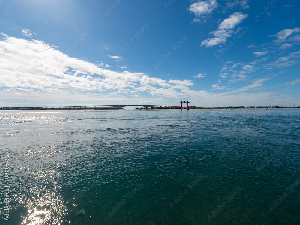 弁天島から見る浜名湖と鳥居の風景 弁天島から見る浜名湖と鳥居の風景