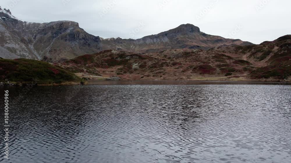 Survol du lac de Pormenaz, offrant une vue imprenable sur les eaux du lac, avec en arrière-plan majestueux le massif des Fiz.