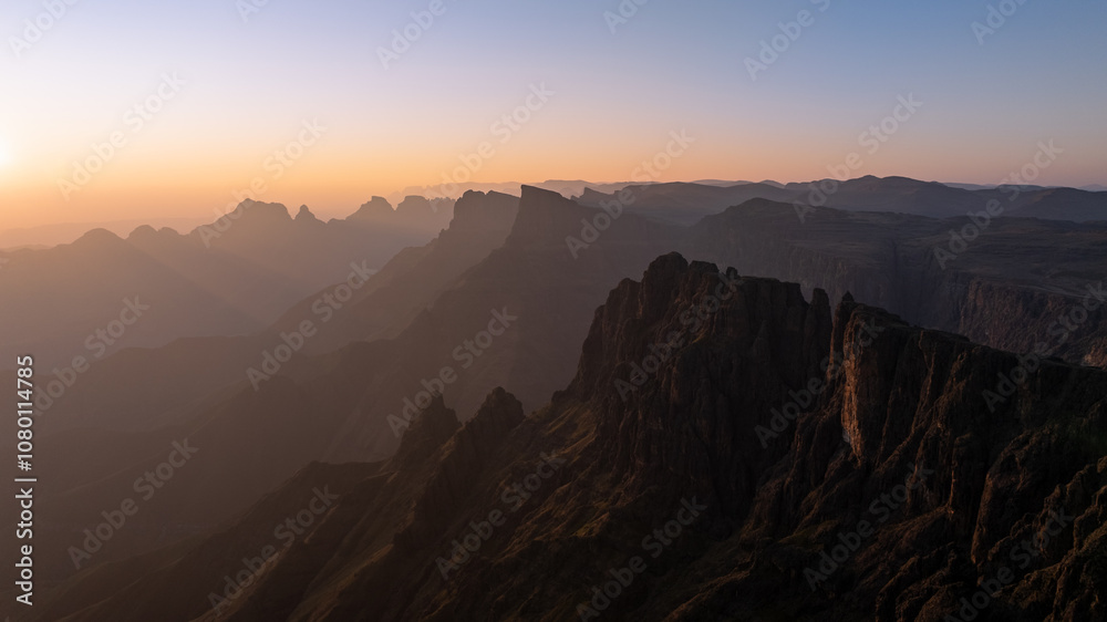 Fototapeta premium An early morning sunrise over the Drakensberg mountain range in South Africa, taken in the Mnweni region