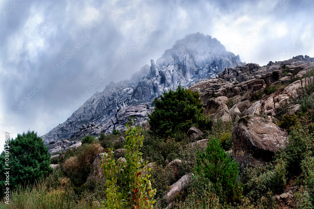 Obraz premium Niebla en la Sierra de La Cabrera