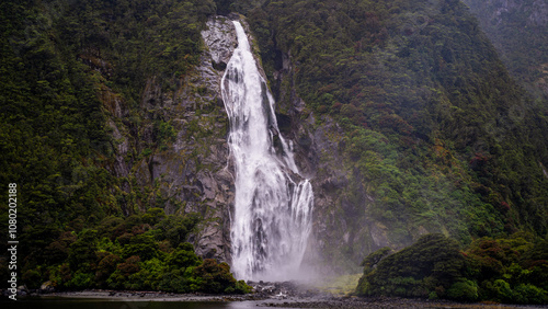 Fototapeta Naklejka Na Ścianę i Meble -  Bowen Falls, Milford Sound, New Zealand