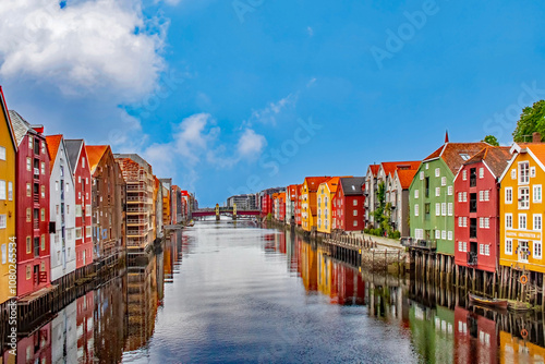 Fototapeta Naklejka Na Ścianę i Meble -  Norwegen,  Altstadt Bakklandet in Trondheim   
