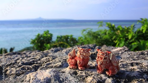 シーサーと沖縄の海